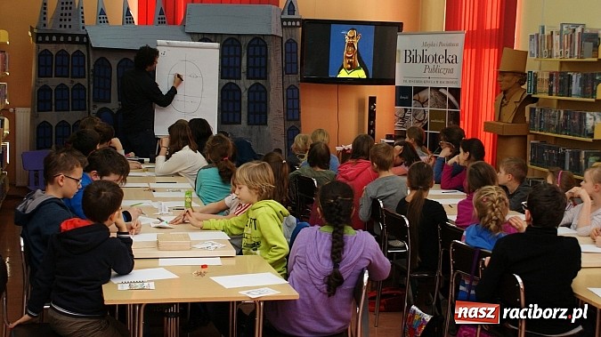 Zdjęcie w galerii na portalu naszraciborz.pl: W książnicy ujawniono tajniki grafiki koncepcyjnej, bez której nie powstałyby ani Gwiezdne wojny wiadomości z regionu