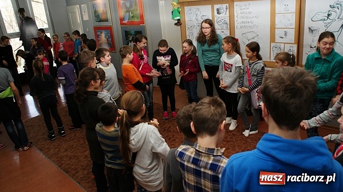 Zdjęcie w galerii na portalu naszraciborz.pl: W książnicy ujawniono tajniki grafiki koncepcyjnej, bez której nie powstałyby ani Gwiezdne wojny wiadomości z regionu