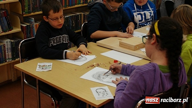 Zdjęcie w galerii na portalu naszraciborz.pl: W książnicy ujawniono tajniki grafiki koncepcyjnej, bez której nie powstałyby ani Gwiezdne wojny wiadomości z regionu