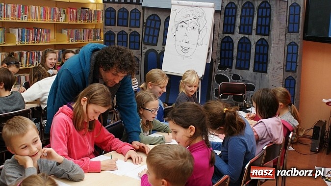 Zdjęcie w galerii na portalu naszraciborz.pl: W książnicy ujawniono tajniki grafiki koncepcyjnej, bez której nie powstałyby ani Gwiezdne wojny wiadomości z regionu