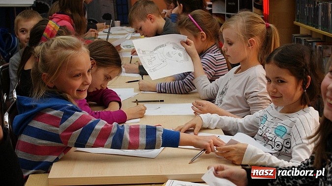 Zdjęcie w galerii na portalu naszraciborz.pl: W książnicy ujawniono tajniki grafiki koncepcyjnej, bez której nie powstałyby ani Gwiezdne wojny wiadomości z regionu