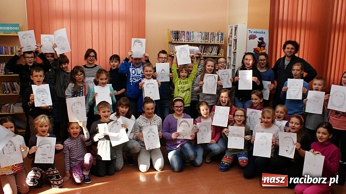 Zdjęcie w galerii na portalu naszraciborz.pl: W książnicy ujawniono tajniki grafiki koncepcyjnej, bez której nie powstałyby ani Gwiezdne wojny wiadomości z regionu