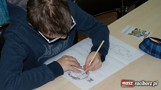 Zdjęcie w galerii na portalu naszraciborz.pl: W książnicy ujawniono tajniki grafiki koncepcyjnej, bez której nie powstałyby ani Gwiezdne wojny wiadomości z regionu