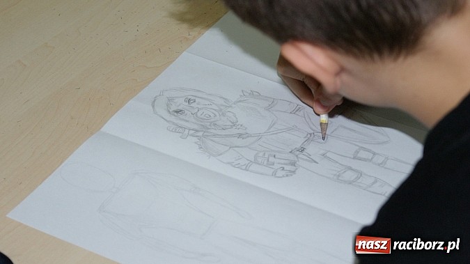 Zdjęcie w galerii na portalu naszraciborz.pl: W książnicy ujawniono tajniki grafiki koncepcyjnej, bez której nie powstałyby ani Gwiezdne wojny wiadomości z regionu