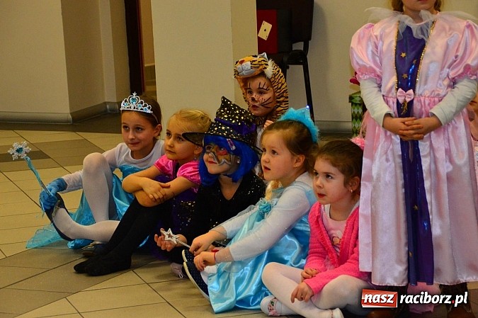 Zdjęcie w galerii na portalu naszraciborz.pl: Bajkowo i kolorowo na balu przebierańc&oacute;w w Pietrowicach Wielkich wiadomości z regionu