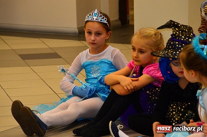 Zdjęcie w galerii na portalu naszraciborz.pl: Bajkowo i kolorowo na balu przebierańc&oacute;w w Pietrowicach Wielkich wiadomości z regionu