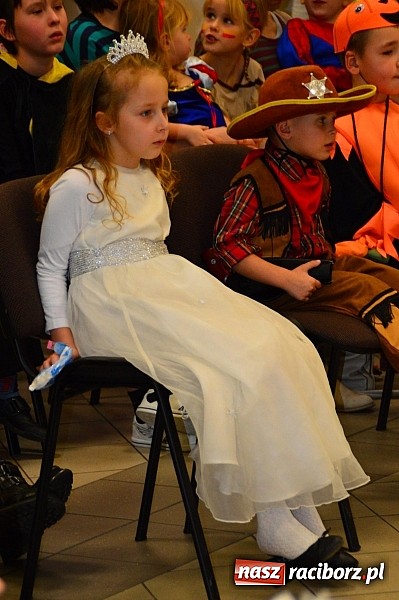 Zdjęcie w galerii na portalu naszraciborz.pl: Bajkowo i kolorowo na balu przebierańc&oacute;w w Pietrowicach Wielkich wiadomości z regionu