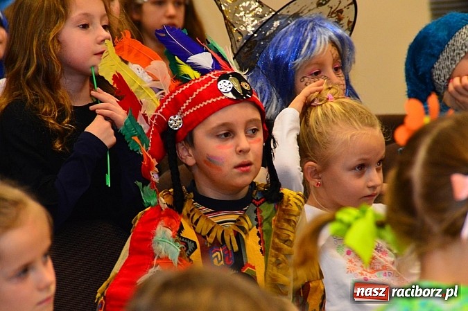 Zdjęcie w galerii na portalu naszraciborz.pl: Bajkowo i kolorowo na balu przebierańc&oacute;w w Pietrowicach Wielkich wiadomości z regionu