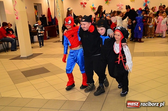 Zdjęcie w galerii na portalu naszraciborz.pl: Bajkowo i kolorowo na balu przebierańc&oacute;w w Pietrowicach Wielkich wiadomości z regionu