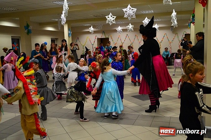 Zdjęcie w galerii na portalu naszraciborz.pl: Bajkowo i kolorowo na balu przebierańc&oacute;w w Pietrowicach Wielkich wiadomości z regionu