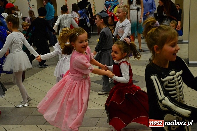 Zdjęcie w galerii na portalu naszraciborz.pl: Bajkowo i kolorowo na balu przebierańc&oacute;w w Pietrowicach Wielkich wiadomości z regionu