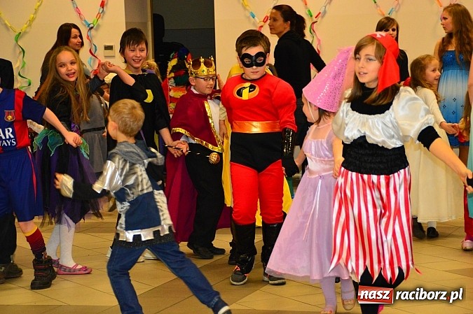 Zdjęcie w galerii na portalu naszraciborz.pl: Bajkowo i kolorowo na balu przebierańc&oacute;w w Pietrowicach Wielkich wiadomości z regionu