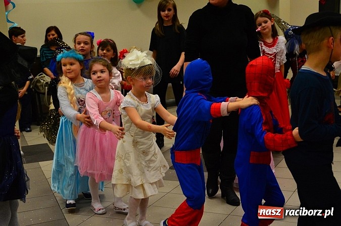 Zdjęcie w galerii na portalu naszraciborz.pl: Bajkowo i kolorowo na balu przebierańc&oacute;w w Pietrowicach Wielkich wiadomości z regionu