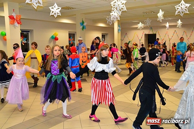 Zdjęcie w galerii na portalu naszraciborz.pl: Bajkowo i kolorowo na balu przebierańc&oacute;w w Pietrowicach Wielkich wiadomości z regionu