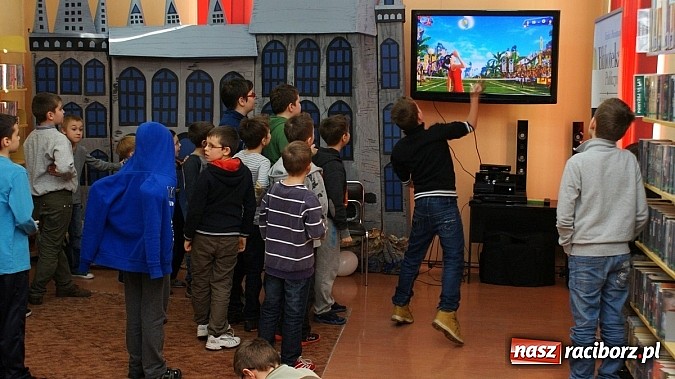 Zdjęcie w galerii na portalu naszraciborz.pl: Gry ruchowe w trzeci dzień ferii w Bibliotece wiadomości z regionu