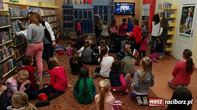 Zdjęcie w galerii na portalu naszraciborz.pl: Gry ruchowe w trzeci dzień ferii w Bibliotece wiadomości z regionu