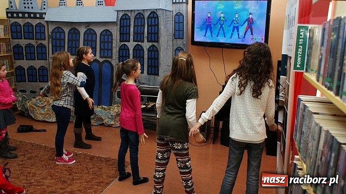Zdjęcie w galerii na portalu naszraciborz.pl: Gry ruchowe w trzeci dzień ferii w Bibliotece wiadomości z regionu