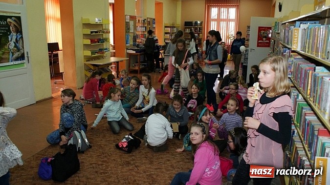 Zdjęcie w galerii na portalu naszraciborz.pl: Gry ruchowe w trzeci dzień ferii w Bibliotece wiadomości z regionu