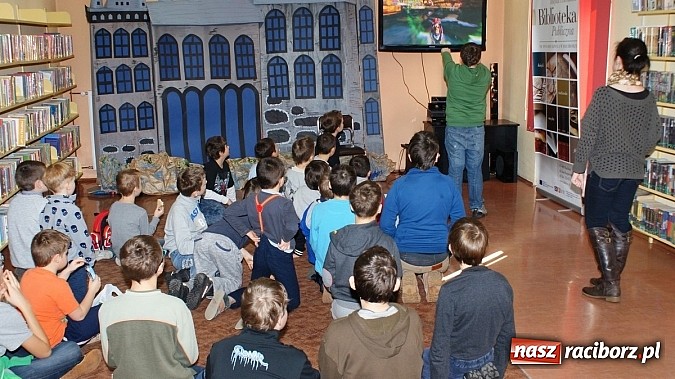 Zdjęcie w galerii na portalu naszraciborz.pl: Gry ruchowe w trzeci dzień ferii w Bibliotece wiadomości z regionu