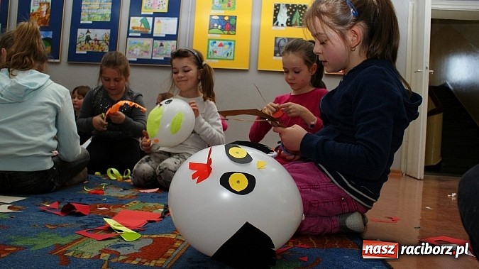 Zdjęcie w galerii na portalu naszraciborz.pl: Gry ruchowe w trzeci dzień ferii w Bibliotece wiadomości z regionu