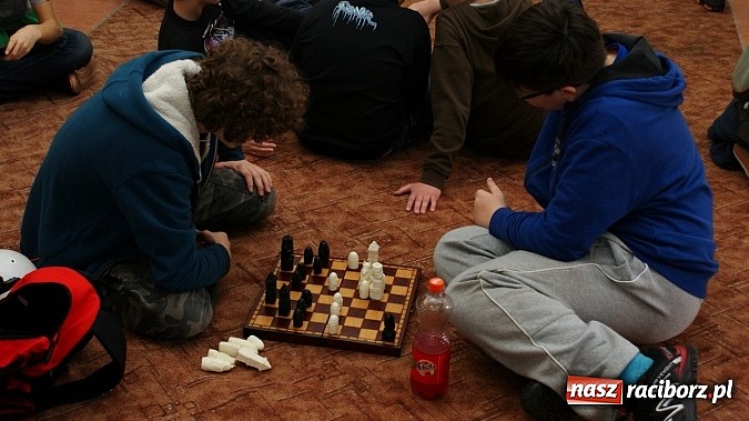 Zdjęcie w galerii na portalu naszraciborz.pl: Gry ruchowe w trzeci dzień ferii w Bibliotece wiadomości z regionu