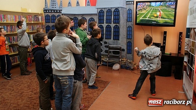 Zdjęcie w galerii na portalu naszraciborz.pl: Gry ruchowe w trzeci dzień ferii w Bibliotece wiadomości z regionu