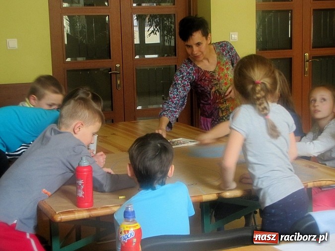 Zdjęcie w galerii na portalu naszraciborz.pl: Wyostrzone rozumienie, wyobraźnia i słuch. Warsztaty z baśniami w RCK wiadomości z regionu