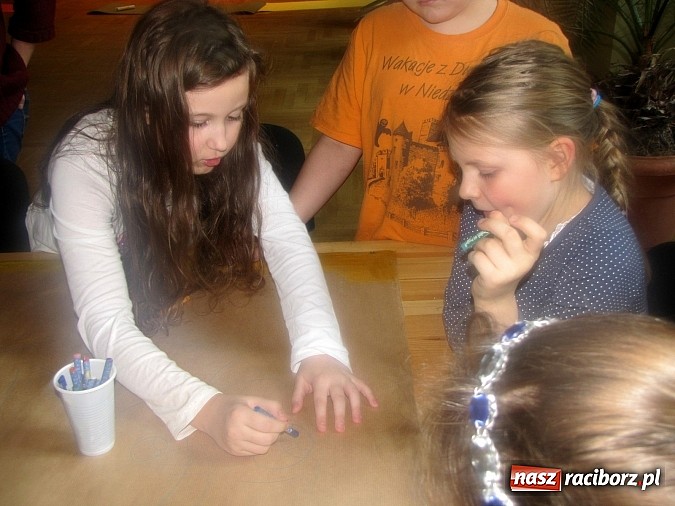 Zdjęcie w galerii na portalu naszraciborz.pl: Wyostrzone rozumienie, wyobraźnia i słuch. Warsztaty z baśniami w RCK wiadomości z regionu