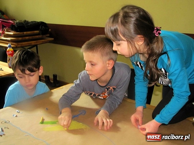 Zdjęcie w galerii na portalu naszraciborz.pl: Wyostrzone rozumienie, wyobraźnia i słuch. Warsztaty z baśniami w RCK wiadomości z regionu