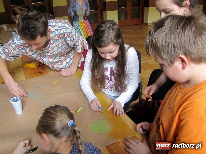 Zdjęcie w galerii na portalu naszraciborz.pl: Wyostrzone rozumienie, wyobraźnia i słuch. Warsztaty z baśniami w RCK wiadomości z regionu