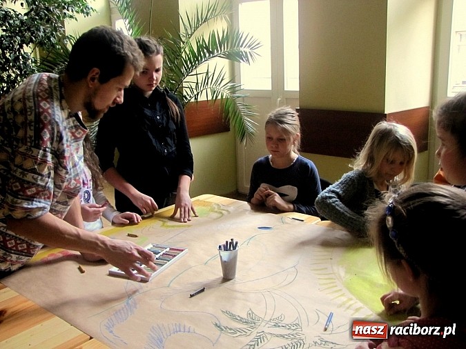 Zdjęcie w galerii na portalu naszraciborz.pl: Wyostrzone rozumienie, wyobraźnia i słuch. Warsztaty z baśniami w RCK wiadomości z regionu