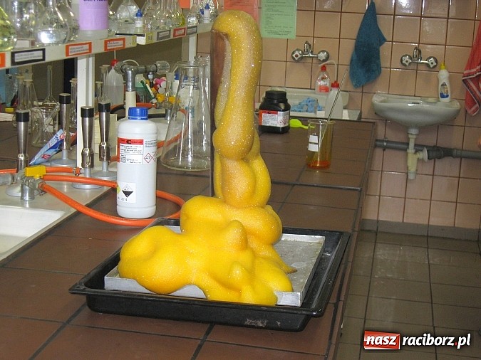 Zdjęcie w galerii na portalu naszraciborz.pl: Eksperymenty i doświadczenia, czyli ferie z chemią w ZSZ wiadomości z regionu