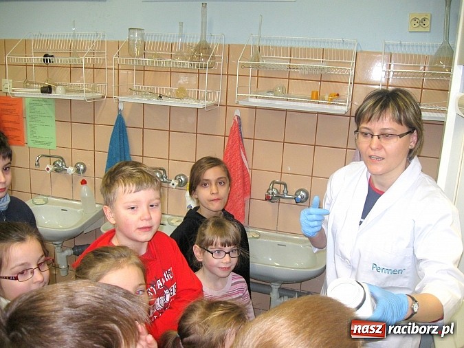 Zdjęcie w galerii na portalu naszraciborz.pl: Eksperymenty i doświadczenia, czyli ferie z chemią w ZSZ wiadomości z regionu