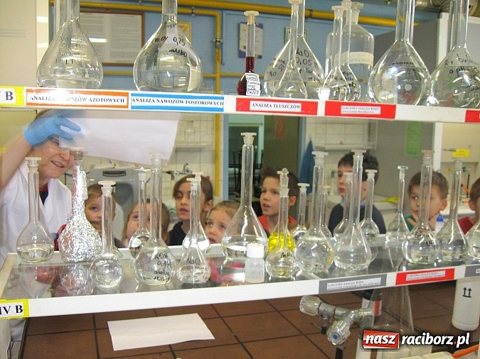 Zdjęcie w galerii na portalu naszraciborz.pl: Eksperymenty i doświadczenia, czyli ferie z chemią w ZSZ wiadomości z regionu