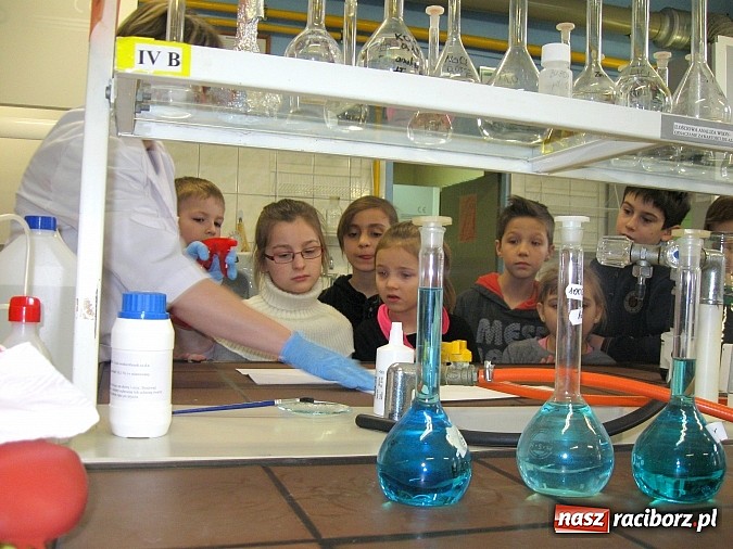 Zdjęcie w galerii na portalu naszraciborz.pl: Eksperymenty i doświadczenia, czyli ferie z chemią w ZSZ wiadomości z regionu