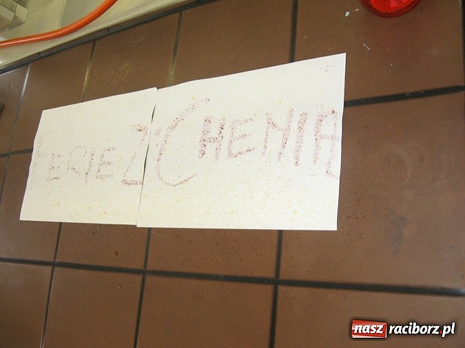 Zdjęcie w galerii na portalu naszraciborz.pl: Eksperymenty i doświadczenia, czyli ferie z chemią w ZSZ wiadomości z regionu