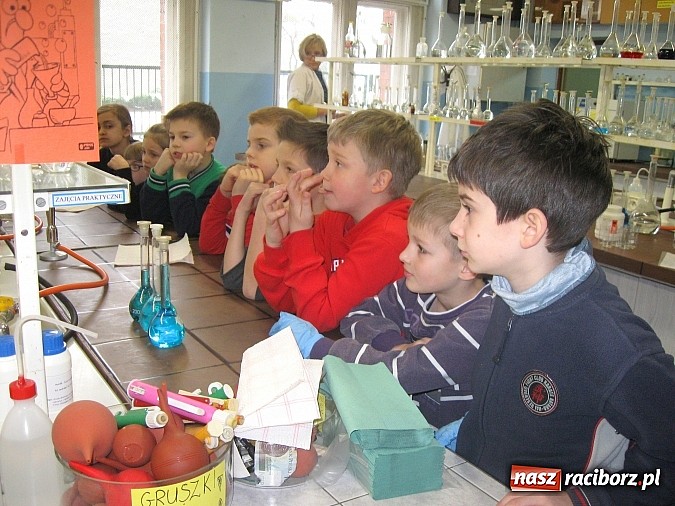 Zdjęcie w galerii na portalu naszraciborz.pl: Eksperymenty i doświadczenia, czyli ferie z chemią w ZSZ wiadomości z regionu