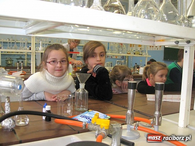 Zdjęcie w galerii na portalu naszraciborz.pl: Eksperymenty i doświadczenia, czyli ferie z chemią w ZSZ wiadomości z regionu