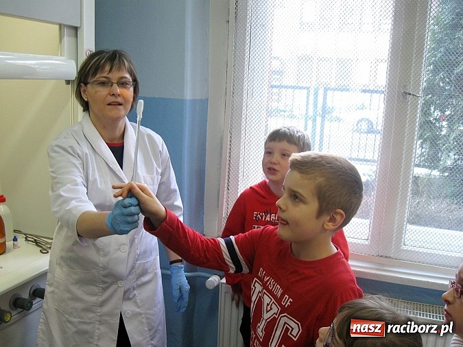 Zdjęcie w galerii na portalu naszraciborz.pl: Eksperymenty i doświadczenia, czyli ferie z chemią w ZSZ wiadomości z regionu