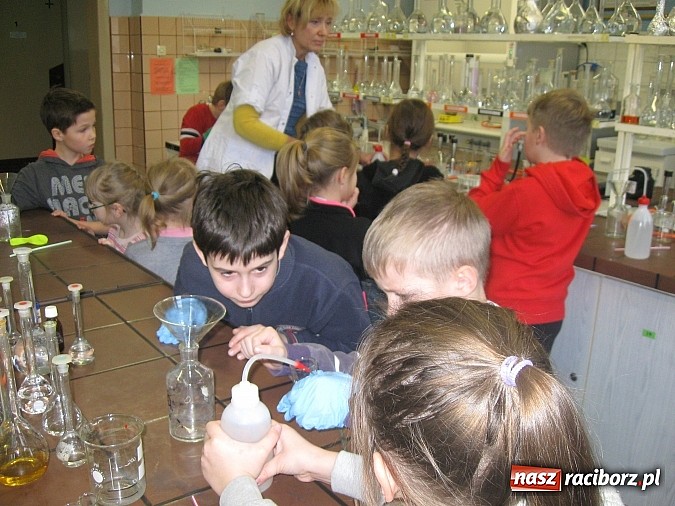 Zdjęcie w galerii na portalu naszraciborz.pl: Eksperymenty i doświadczenia, czyli ferie z chemią w ZSZ wiadomości z regionu