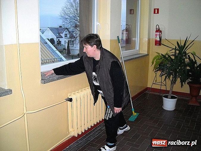 Zdjęcie w galerii na portalu naszraciborz.pl: Mieszkańcy Sudoła pomagają - nowe okna w miejscowej szkole! wiadomości z regionu