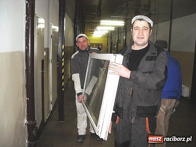 Zdjęcie w galerii na portalu naszraciborz.pl: Mieszkańcy Sudoła pomagają - nowe okna w miejscowej szkole! wiadomości z regionu