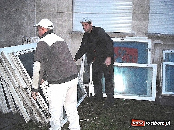 Zdjęcie w galerii na portalu naszraciborz.pl: Mieszkańcy Sudoła pomagają - nowe okna w miejscowej szkole! wiadomości z regionu