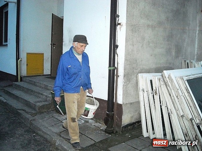 Zdjęcie w galerii na portalu naszraciborz.pl: Mieszkańcy Sudoła pomagają - nowe okna w miejscowej szkole! wiadomości z regionu