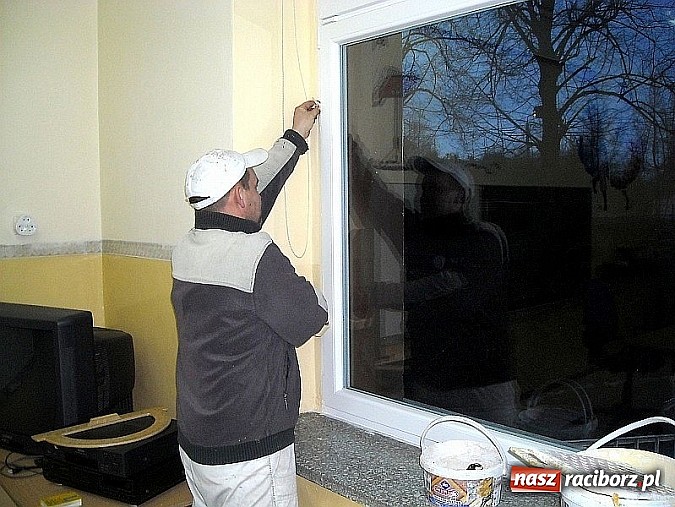 Zdjęcie w galerii na portalu naszraciborz.pl: Mieszkańcy Sudoła pomagają - nowe okna w miejscowej szkole! wiadomości z regionu