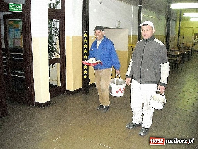 Zdjęcie w galerii na portalu naszraciborz.pl: Mieszkańcy Sudoła pomagają - nowe okna w miejscowej szkole! wiadomości z regionu