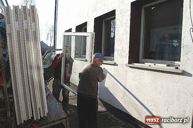 Zdjęcie w galerii na portalu naszraciborz.pl: Mieszkańcy Sudoła pomagają - nowe okna w miejscowej szkole! wiadomości z regionu