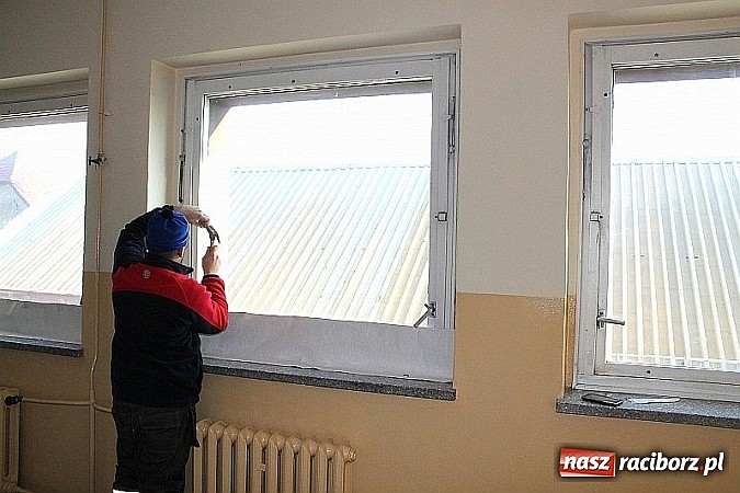 Zdjęcie w galerii na portalu naszraciborz.pl: Mieszkańcy Sudoła pomagają - nowe okna w miejscowej szkole! wiadomości z regionu