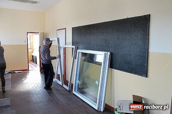 Zdjęcie w galerii na portalu naszraciborz.pl: Mieszkańcy Sudoła pomagają - nowe okna w miejscowej szkole! wiadomości z regionu
