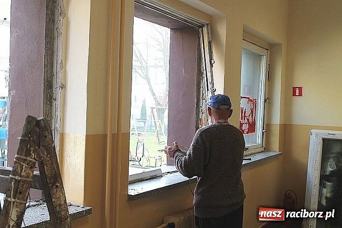 Zdjęcie w galerii na portalu naszraciborz.pl: Mieszkańcy Sudoła pomagają - nowe okna w miejscowej szkole! wiadomości z regionu